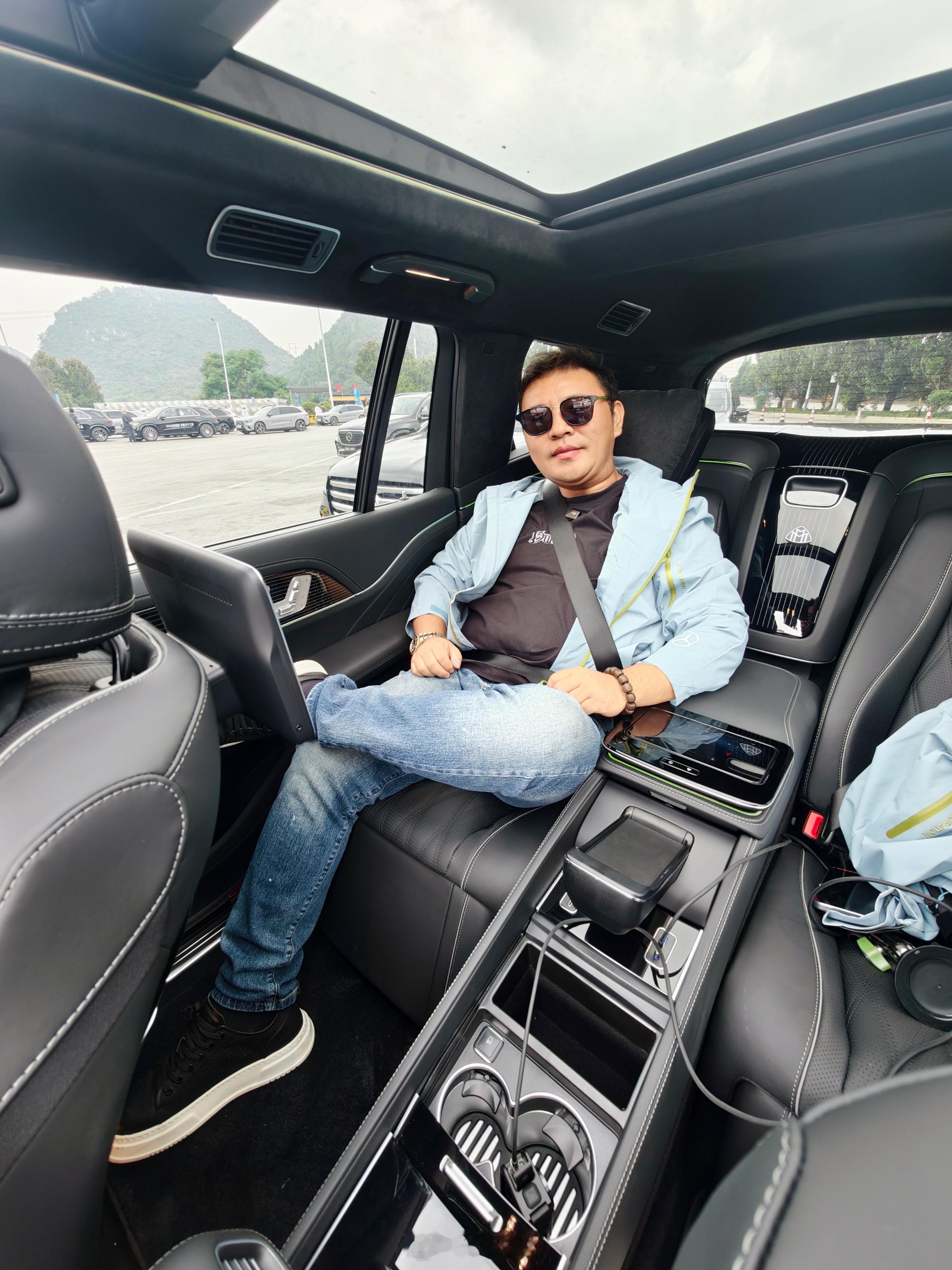奔驰GLS 旗舰级的SUV、SUV里的奔驰S级，S级，全尺寸的车身，气场和压迫感