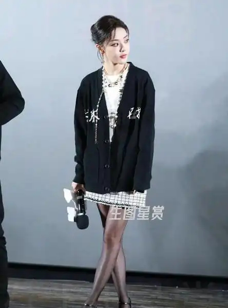 “从‘小姨妈’到影后，邓家佳用演技撕掉喜剧标签，42岁活出自信美——眼角纹路里藏