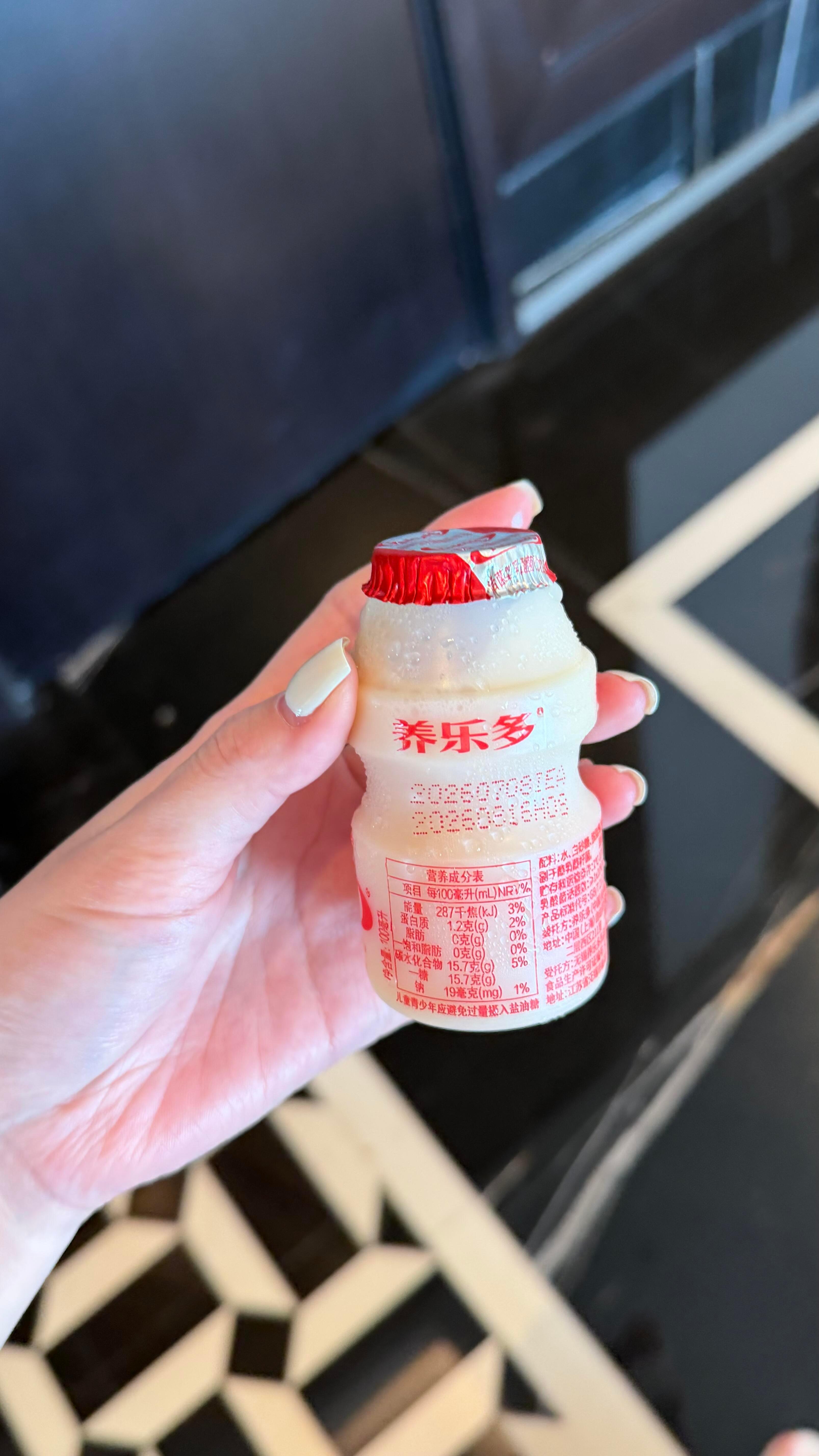 谈什么恋爱, 是酒不好喝还是男模不好看。 