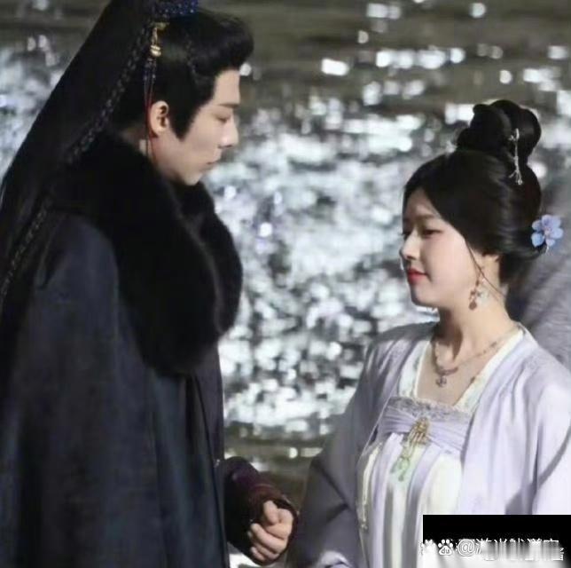 女主长得脸挺大，男主头却小小的，真是颠倒了 ​​​