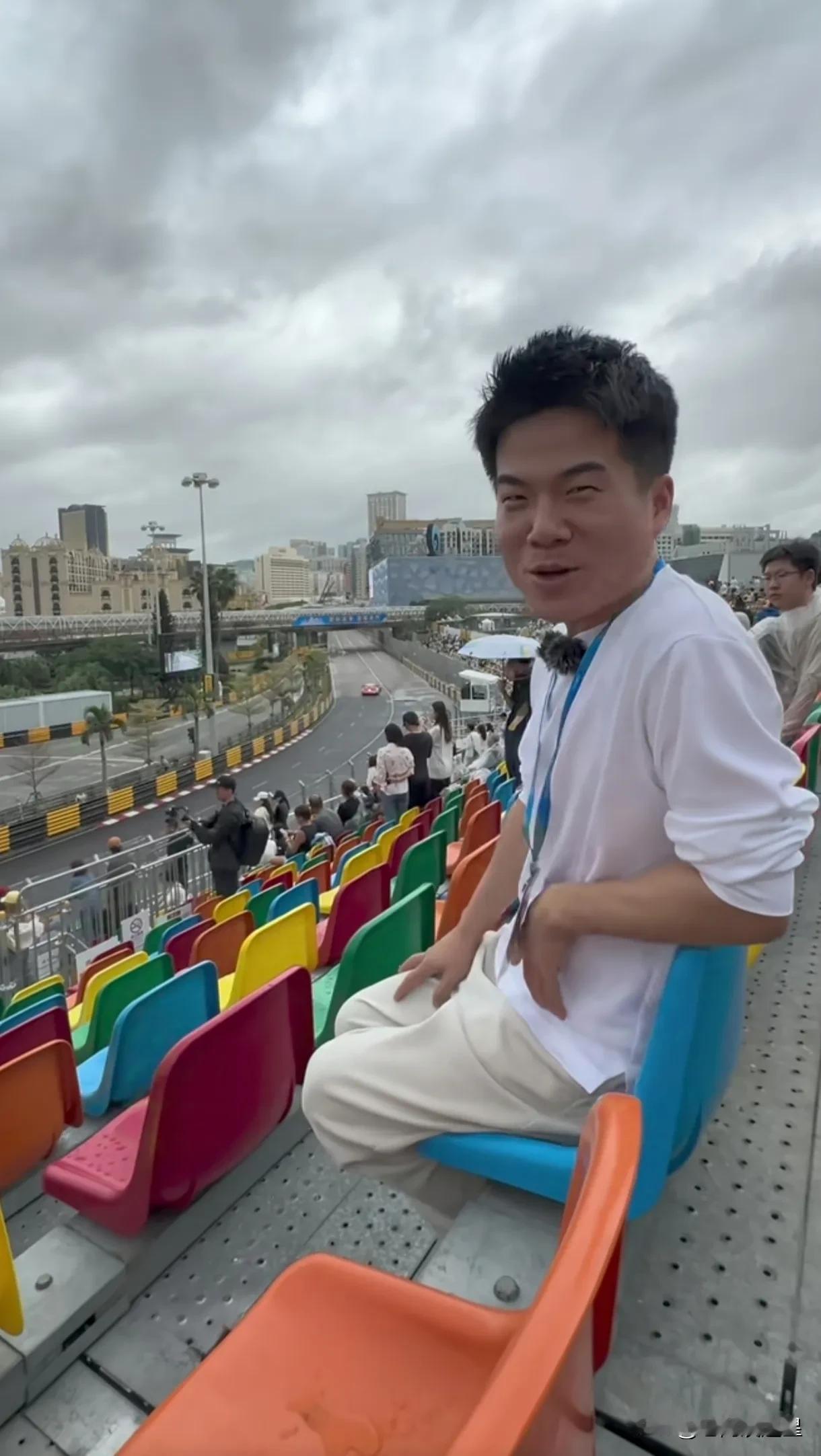 董老师那么快到北京了吗？
IP地址已经显示在北京了
董老师现场看赛车
他解说的听
