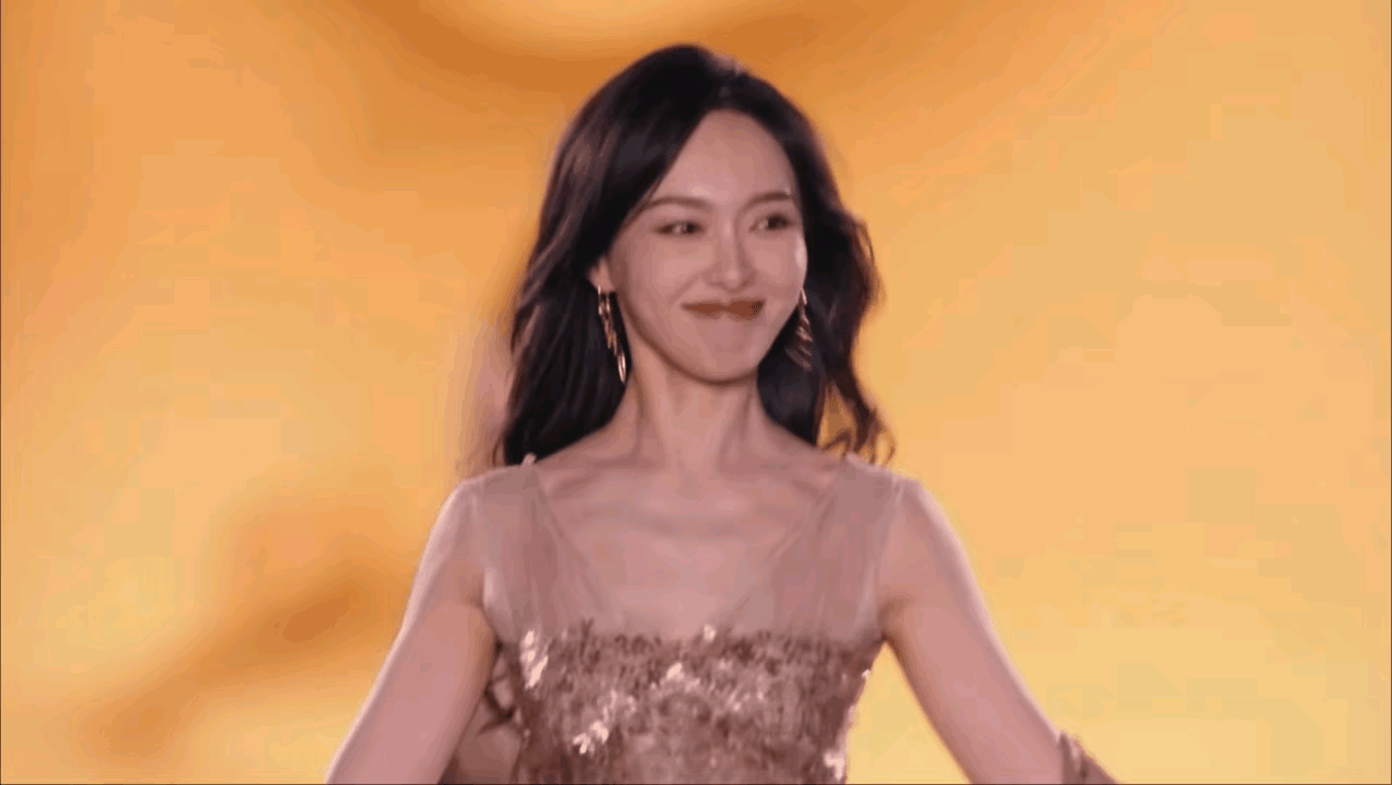 唐嫣的这几步真的走出了意气风发的感觉，自信又明媚，这就是东方美！她真的很抗老，当