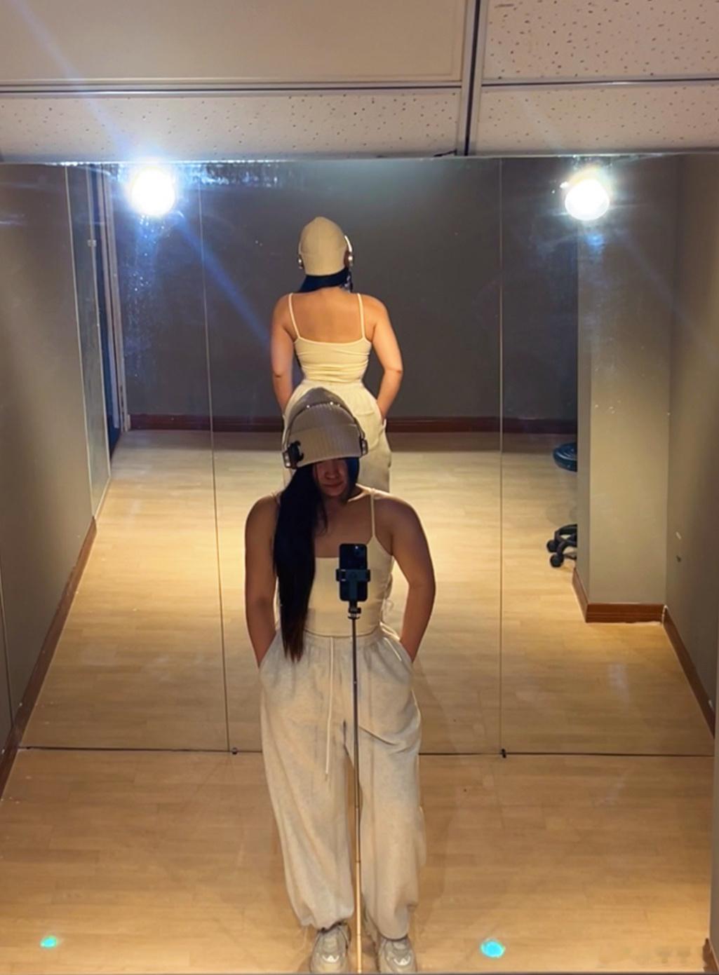 没带健身服 脱外套直接练吧 