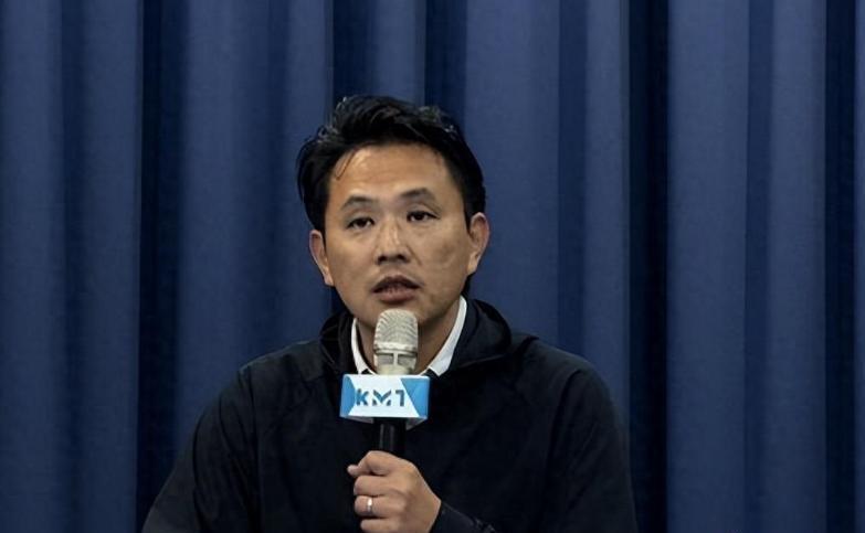黄岩岛风波岛内撕裂！
国民党痛斥当局失语，蓝绿博弈暴露台独无法回避的致命矛盾。