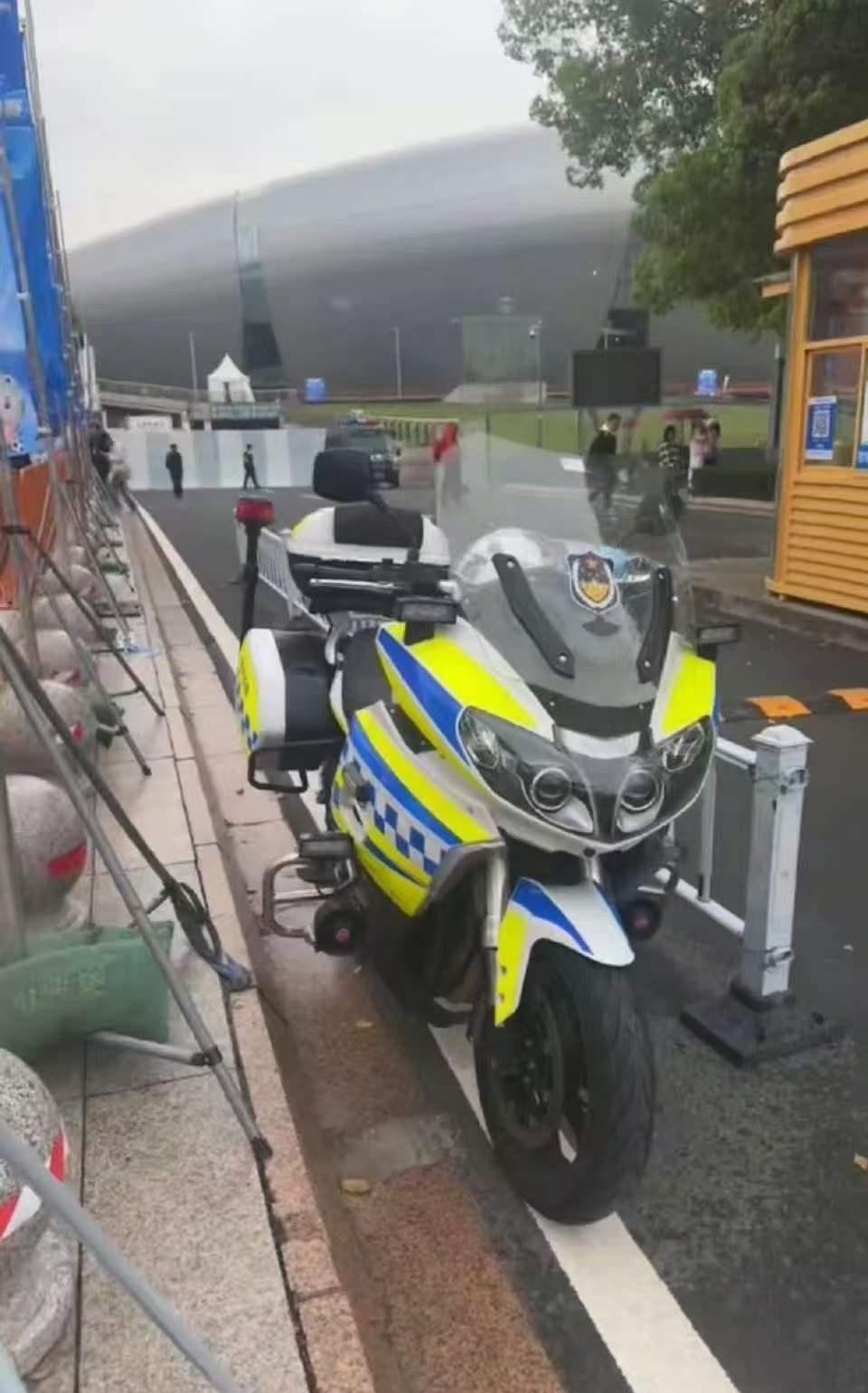 苏超开幕式常州铁骑成打卡点苏超开幕式现场人流密集，常州铁骑骑乘号外超级电摩灵活穿