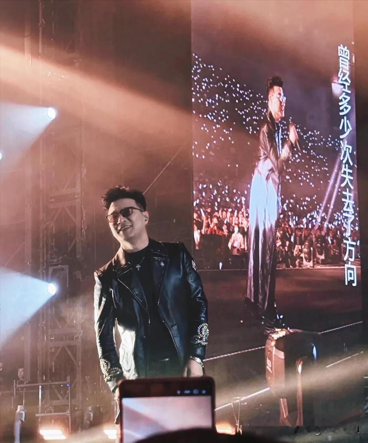 终于理解了，  
汪峰这次天津演唱会人气爆棚，  
其实不光靠老歌情怀，更因为他