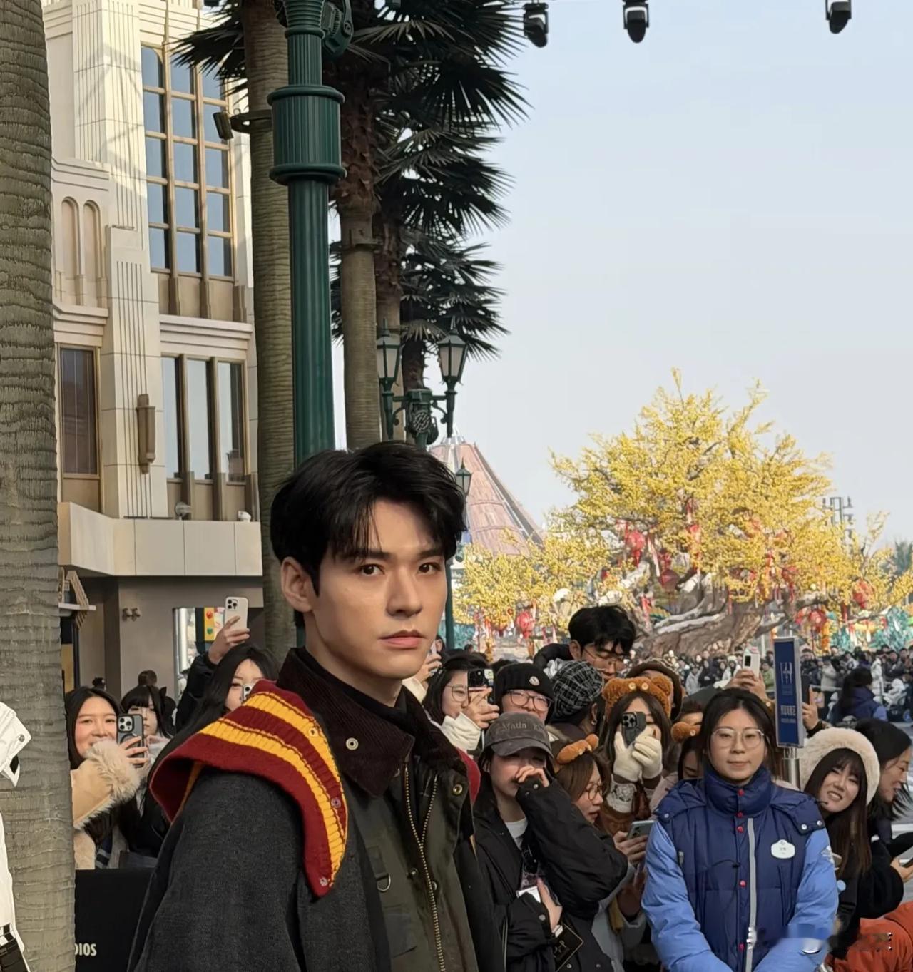 龚俊本人真的超级无敌帅，也许你看照片就会觉得他是一个帅哥，但是他本人给人的冲击力