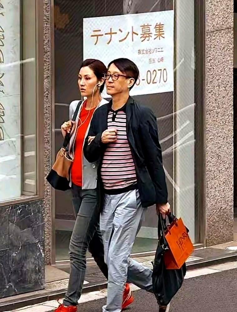 替李嘉欣夫妇发愁？真是想多了。

很多人盯着她家信托基金每月200万，算计着连爱