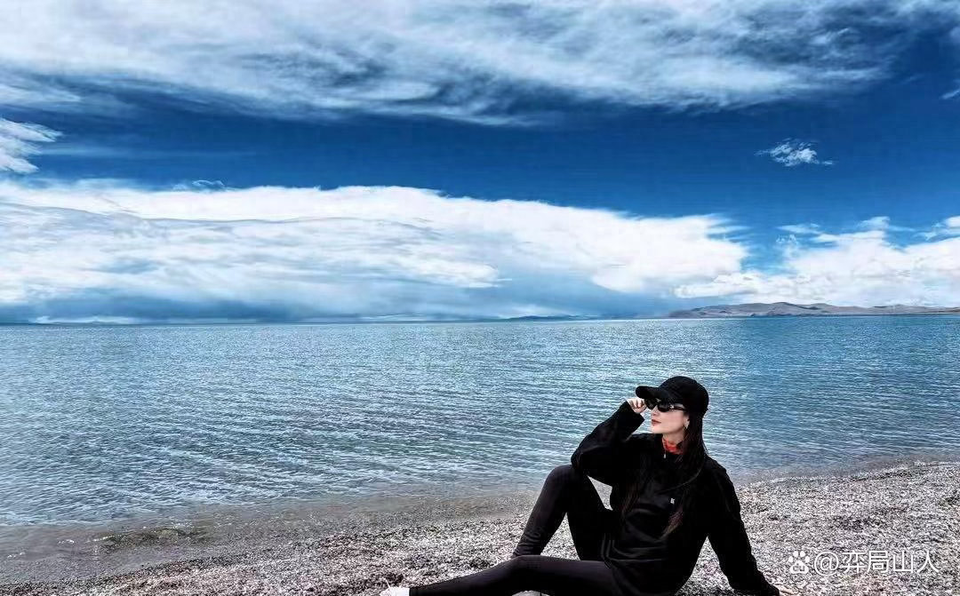 李沁去西藏穿的私服，鲨鱼裤搭好了藏胯显腿长 