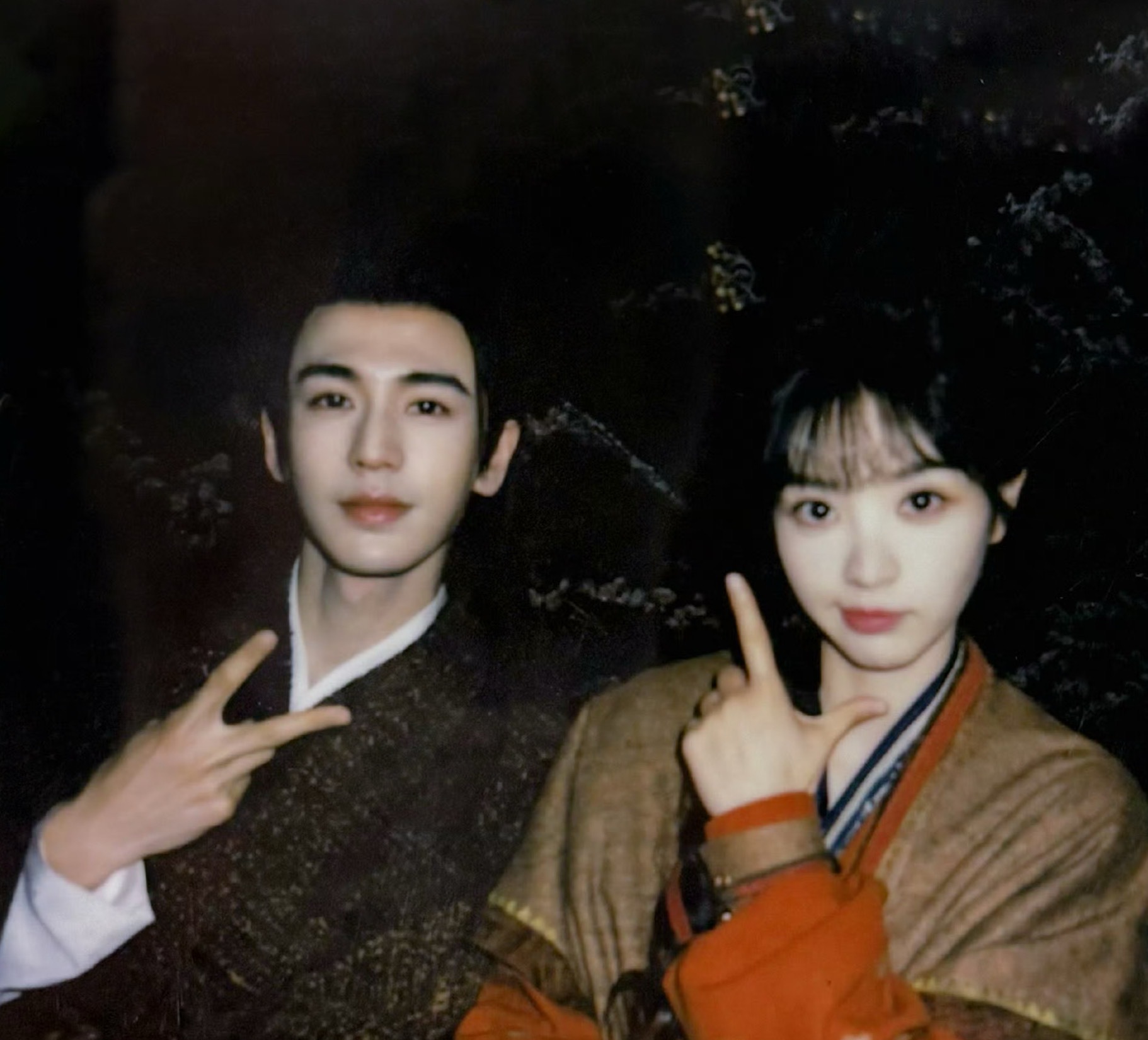 张凌赫田曦薇量婚服 张凌赫、田曦薇《逐玉》最新花絮，戏中量婚服脸红心跳，太期待正