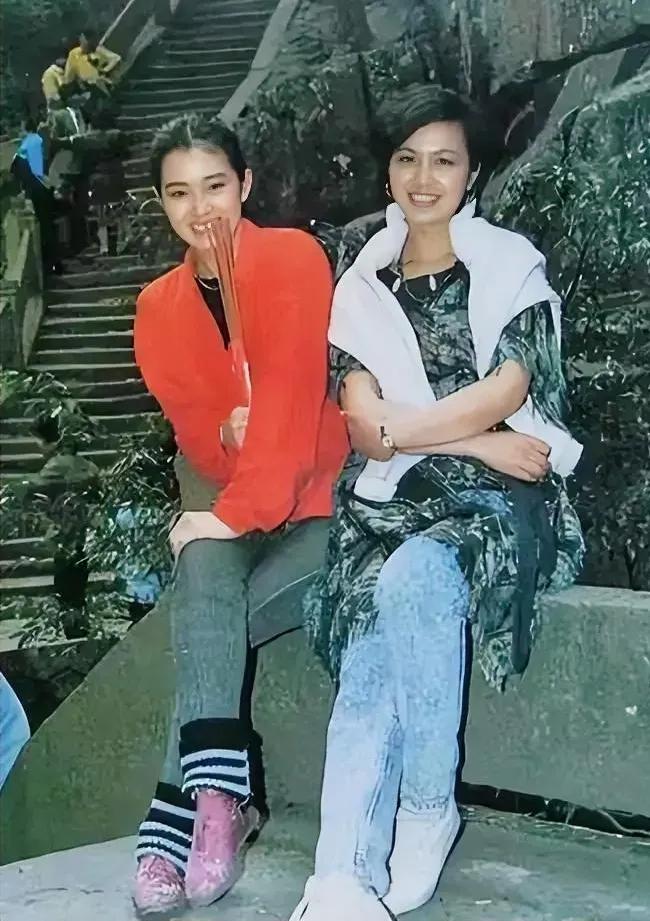 这是巩俐与姐姐巩雯的合影，气质和相貌一点也不逊色于巩俐。两姐妹年轻时候关系特别好