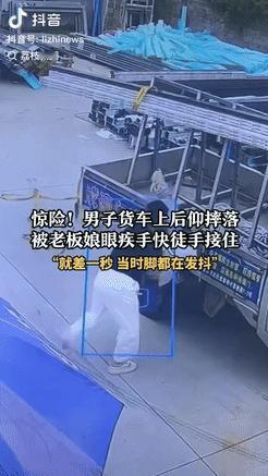 积了大德了！浙江温州，一位司机在货车上绑货物时，突然遇到绳子断裂，身体失去平衡直