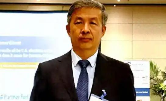 “晚一秒就万劫不复！中国该立刻向美国低头，交出发展权才能保命！”很多人现在再回头