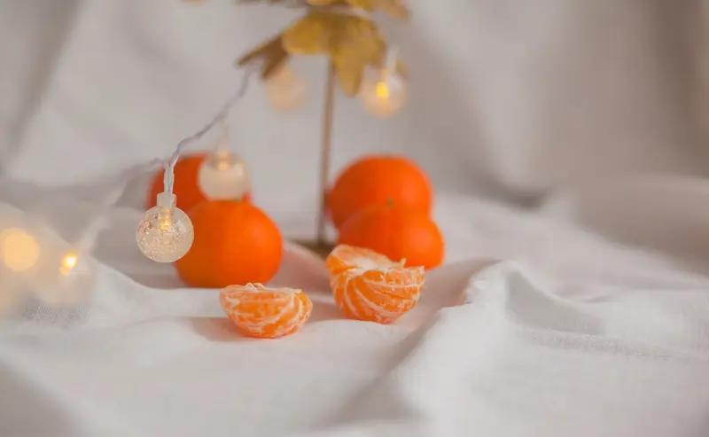 过年想瘦三斤？
先把家里这盘“热量地雷”撤了。
不是瓜子，是砂糖橘。
你以为在补