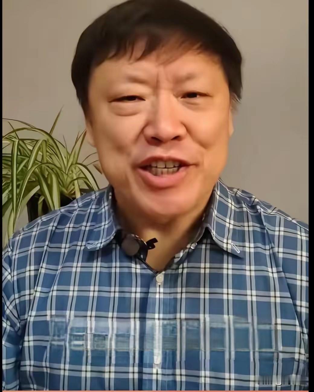 资深媒体人胡锡进先生在中关村双安商场前遇到了一位三十多岁的女士向他讨要饭钱，他没