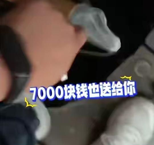 近日上海，男子上门给一老人开锁，开完，老人塞给他一个袋子，他打开瞬间惊呆，里面有