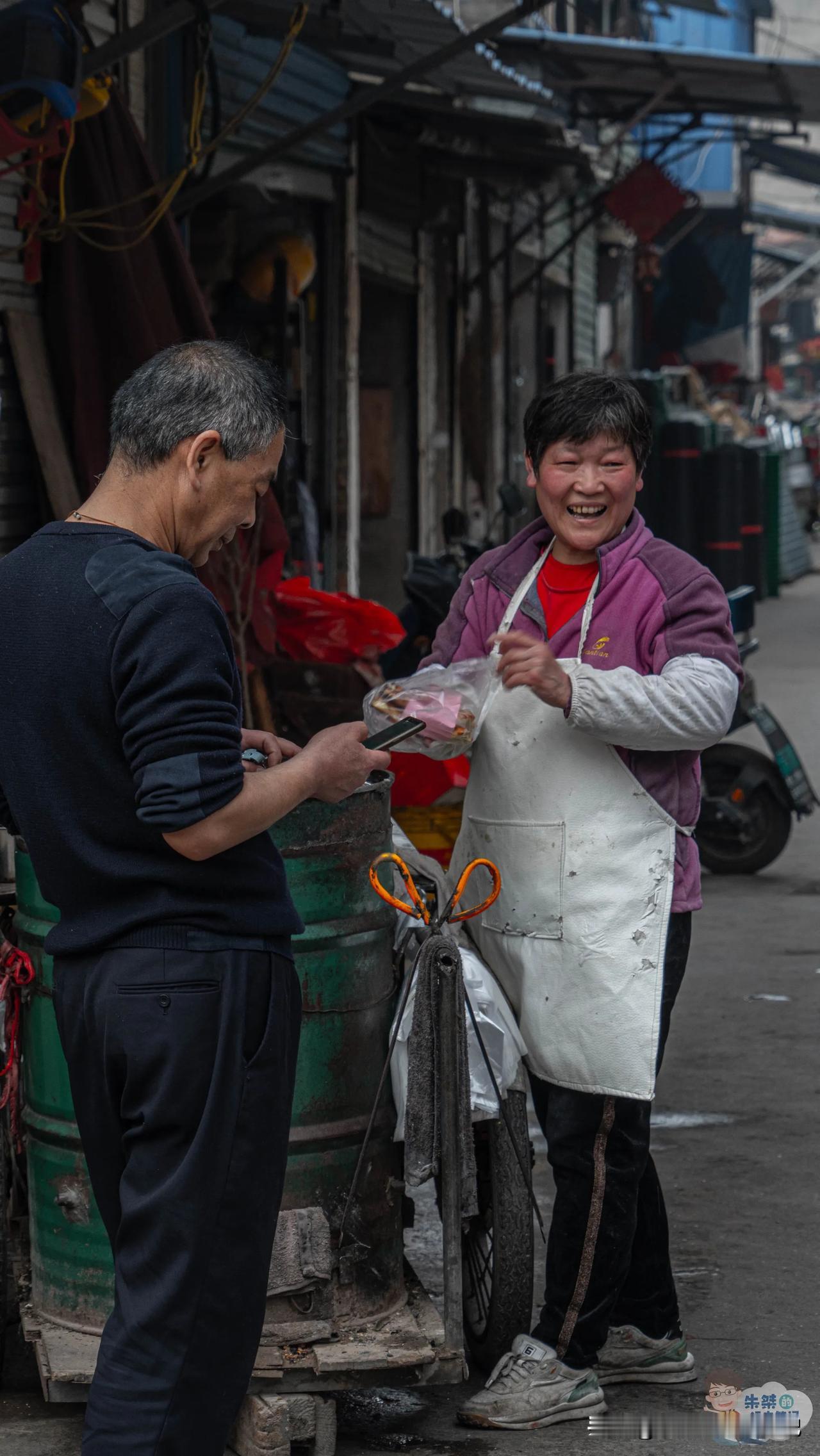 接过大姨递过来这张纸，我就知道这是老味道

在淮南吃牛肉汤，一定少不了它的黄金搭