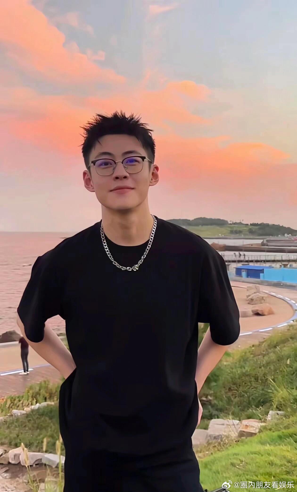 被两个家爱着是什么体验 原来长大才懂，被两个家爱着，是另一种圆满与温柔🌟离异家