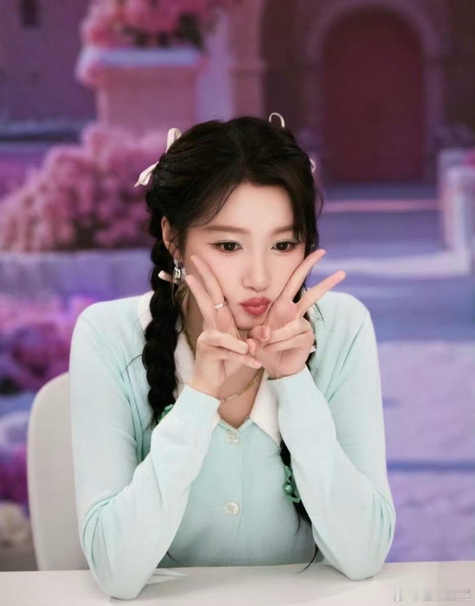 李昀锐关晓彤捂眼路透好想知道这一段是什么剧情呀！李昀锐和关晓彤那种青涩的朦胧感都