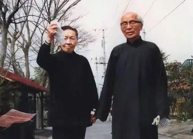 张爱玲前夫胡兰成和佘爱珍，手拉手逛街，一张罕见的合影，这张照片拍摄于上世纪70年
