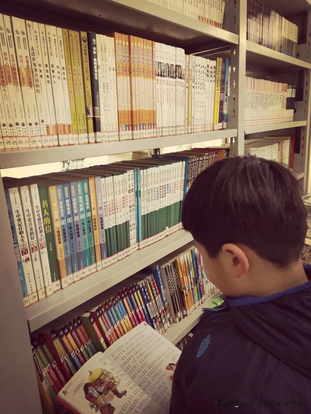 你有没有发现，身边那些成长最快的人，往往不是埋头苦读的，而是拼命研究赚钱的？
