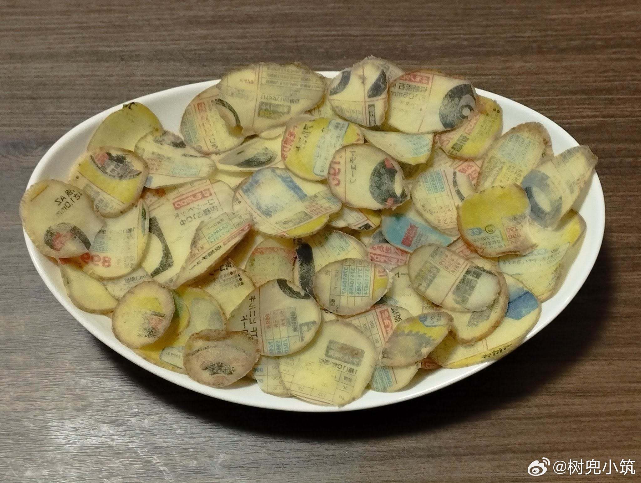 炸了一些薯片，放在目录上晒干的结果： 