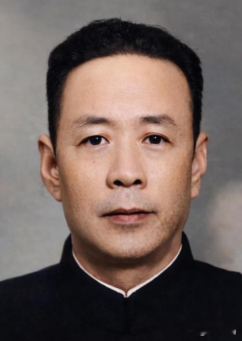 1939 年，国军中将陈铁在山西设宴款待彭德怀，陈铁的夫人在倒茶时悄悄说道：“现