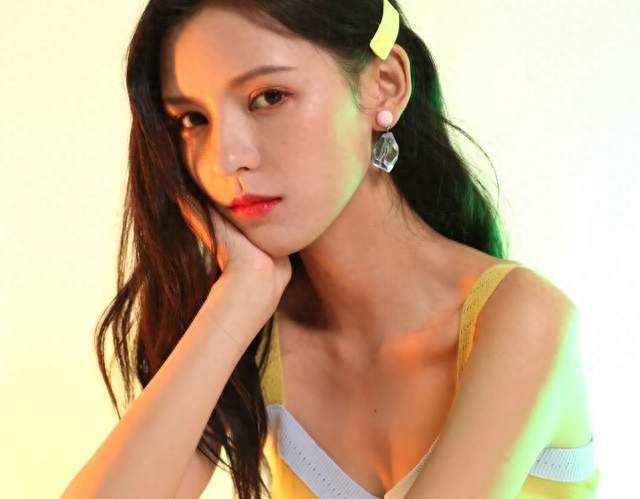 张予曦：建模感浓颜精致美人，清冷矜贵与娇媚灵动并存