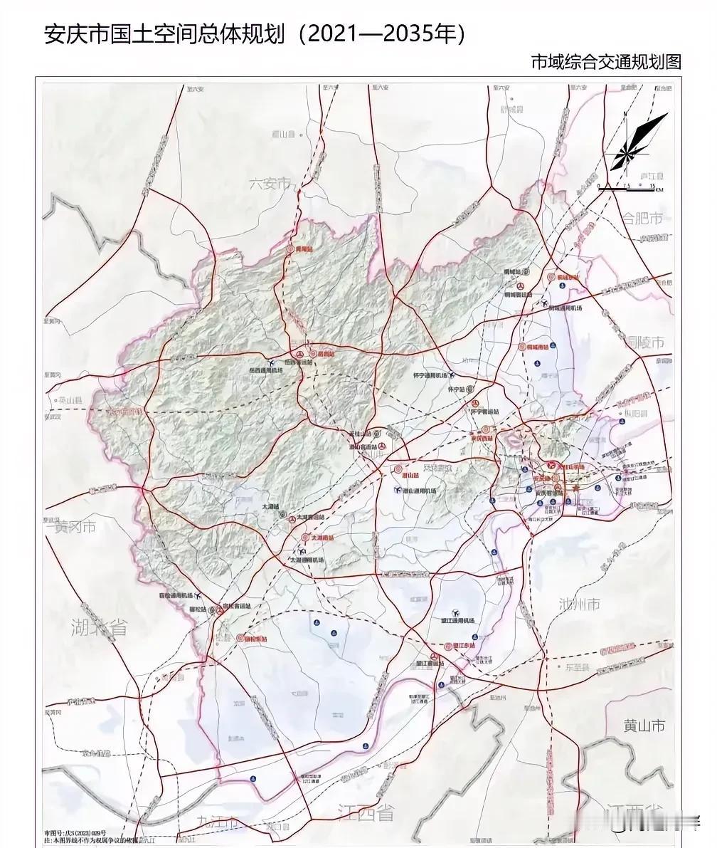 安庆境内，高速公路网图！
安庆位于安徽西南部，紧靠长江，连接湖北江西。交通位置同