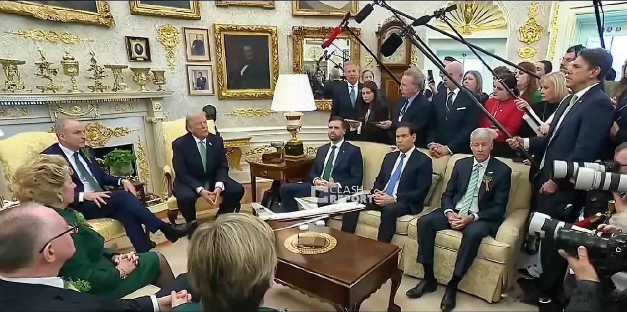 记者:“法国总统马克龙刚刚在上一小时表示，呃……他永远不会加入霍尔木兹海峡护航行