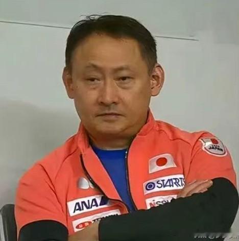 张本宇眼看着松岛辉空夺冠，儿子张本智和止步16强。
而且还是被周启豪横扫，张本宇