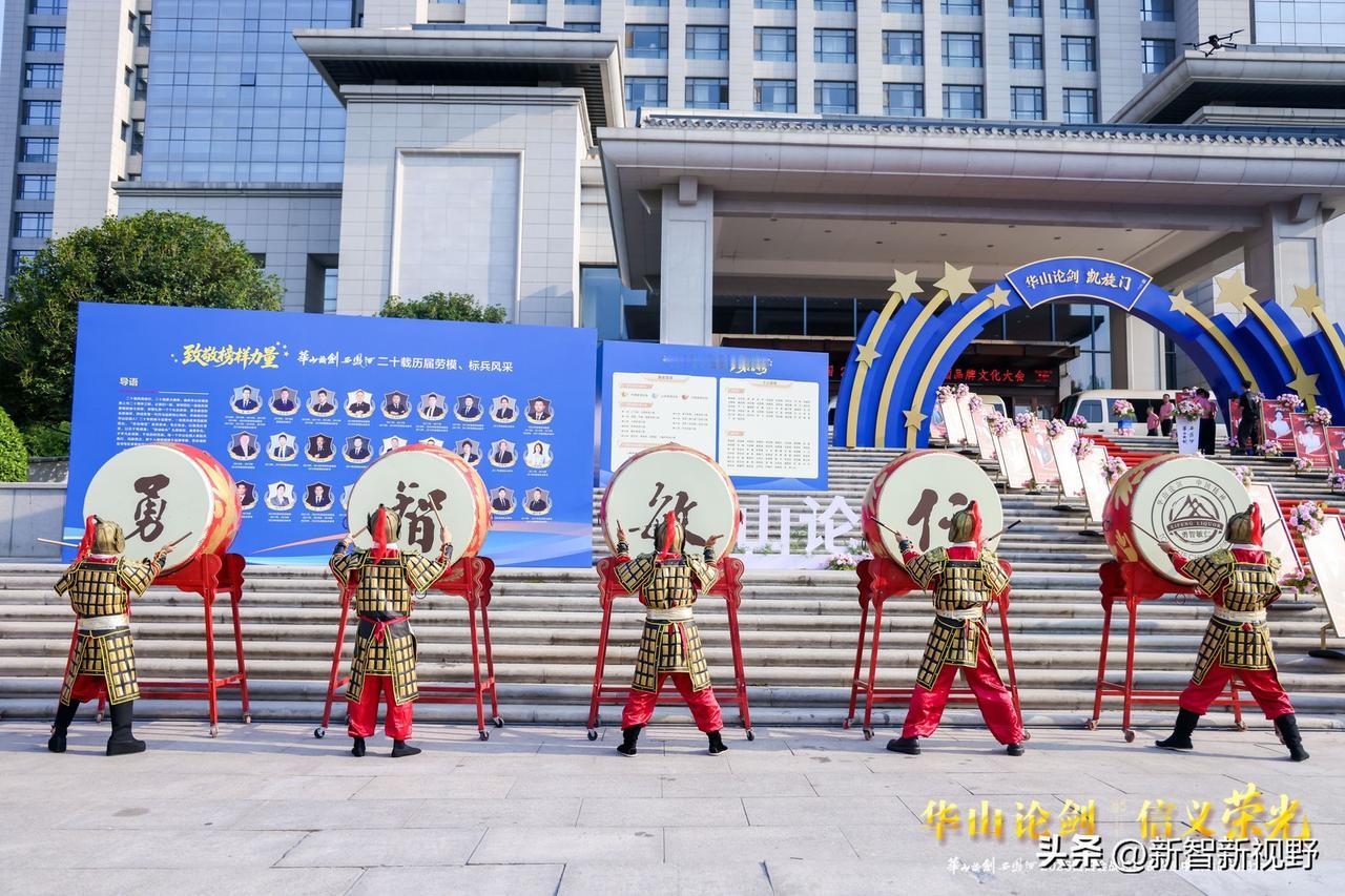 一群表演者在建筑前打大鼓