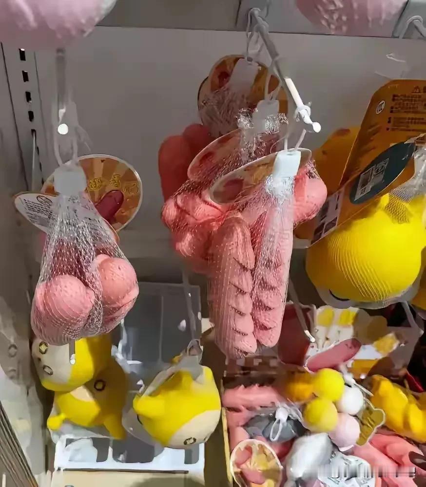 今天领小孩到文具店买文具，孩子在挑选，我在店内左逛右逛等他，在等的时候远远的发现