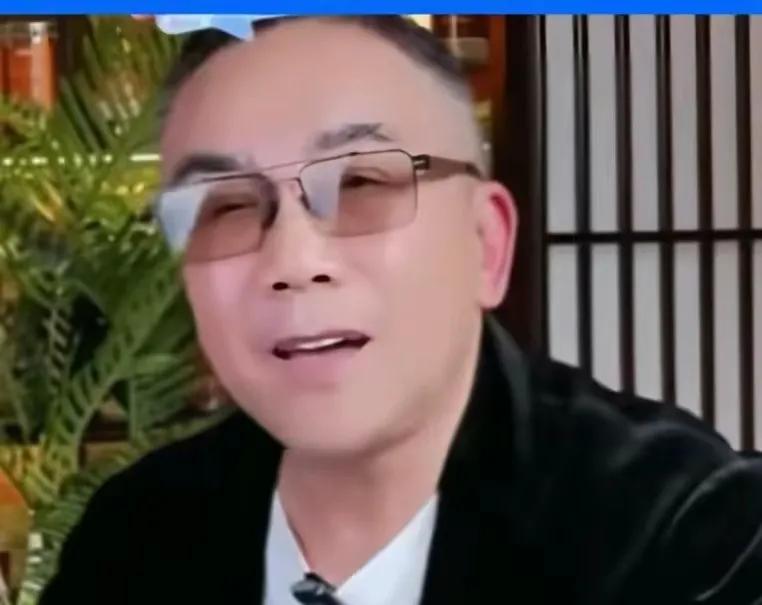 杨议现在直播间撕破脸跟郭德纲开炮了。
把郭德纲说的一文不值。
拿下三路说事儿。