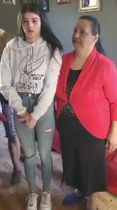 一位西班牙吉普赛母亲，

在社交媒体上发视频，

给20岁女儿征婚。

视频里，