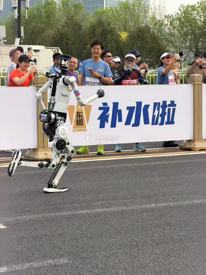 机器人半马能跑进1小时吗北京亦庄机器人半马 荣耀机器人刚才已经完成比赛，跑进1小
