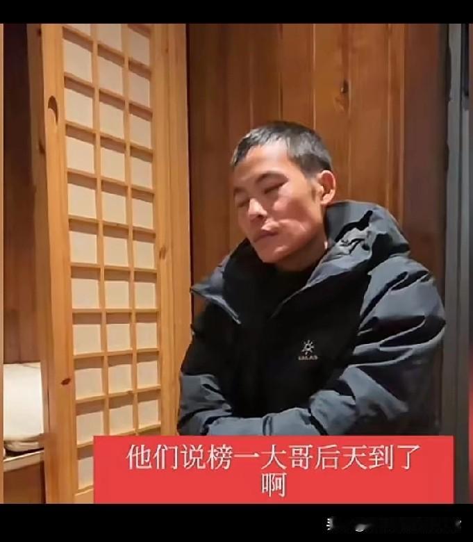 榜一大哥要送他新手机，刀疤哥拒绝了!

他皱着眉摆手：“东西越多，伤越重”
 