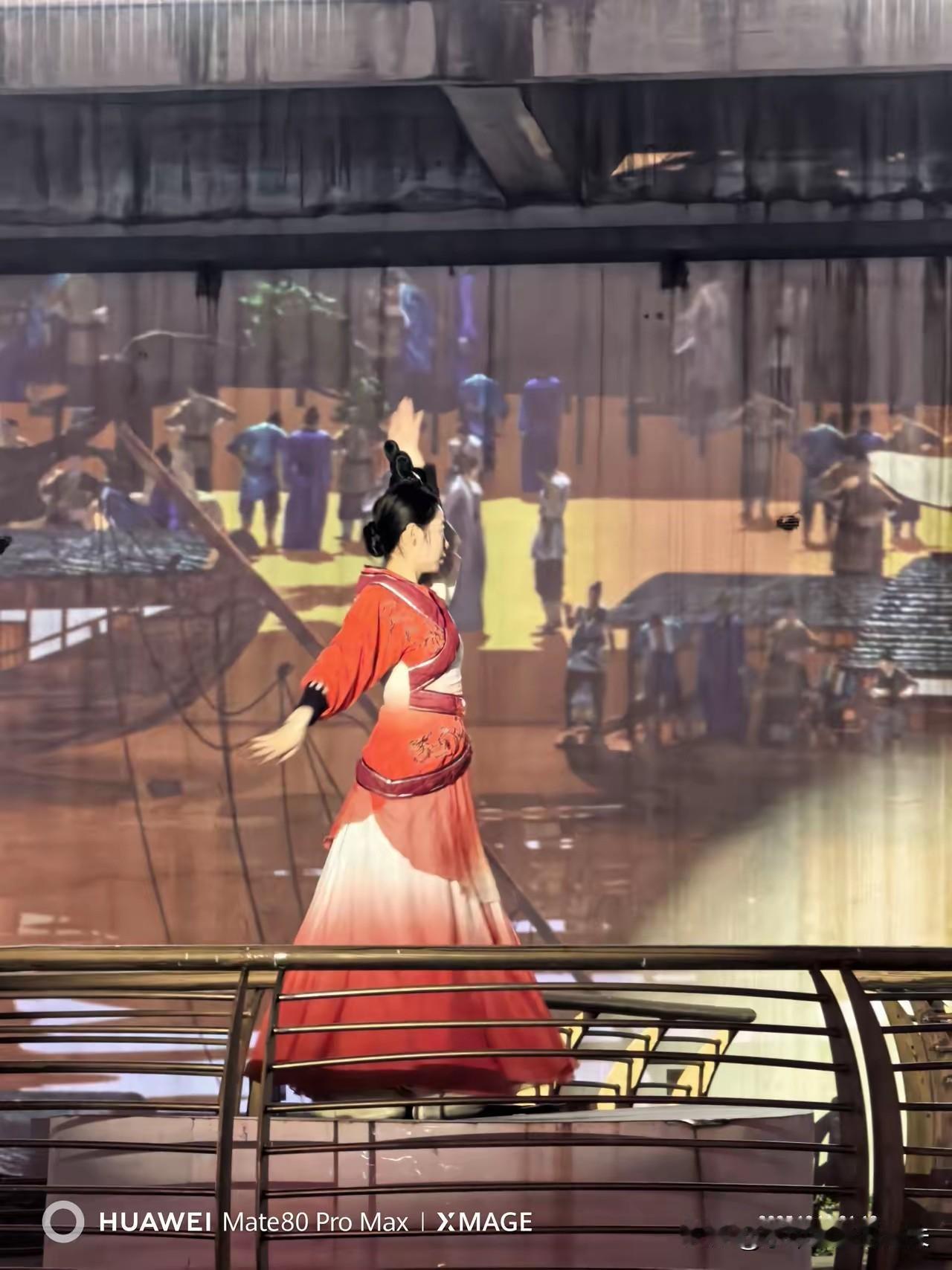 【做人不能太聪明】
前几天在荆州和恩施调研，晚上去吃个农家乐，有年轻人进来歌舞，