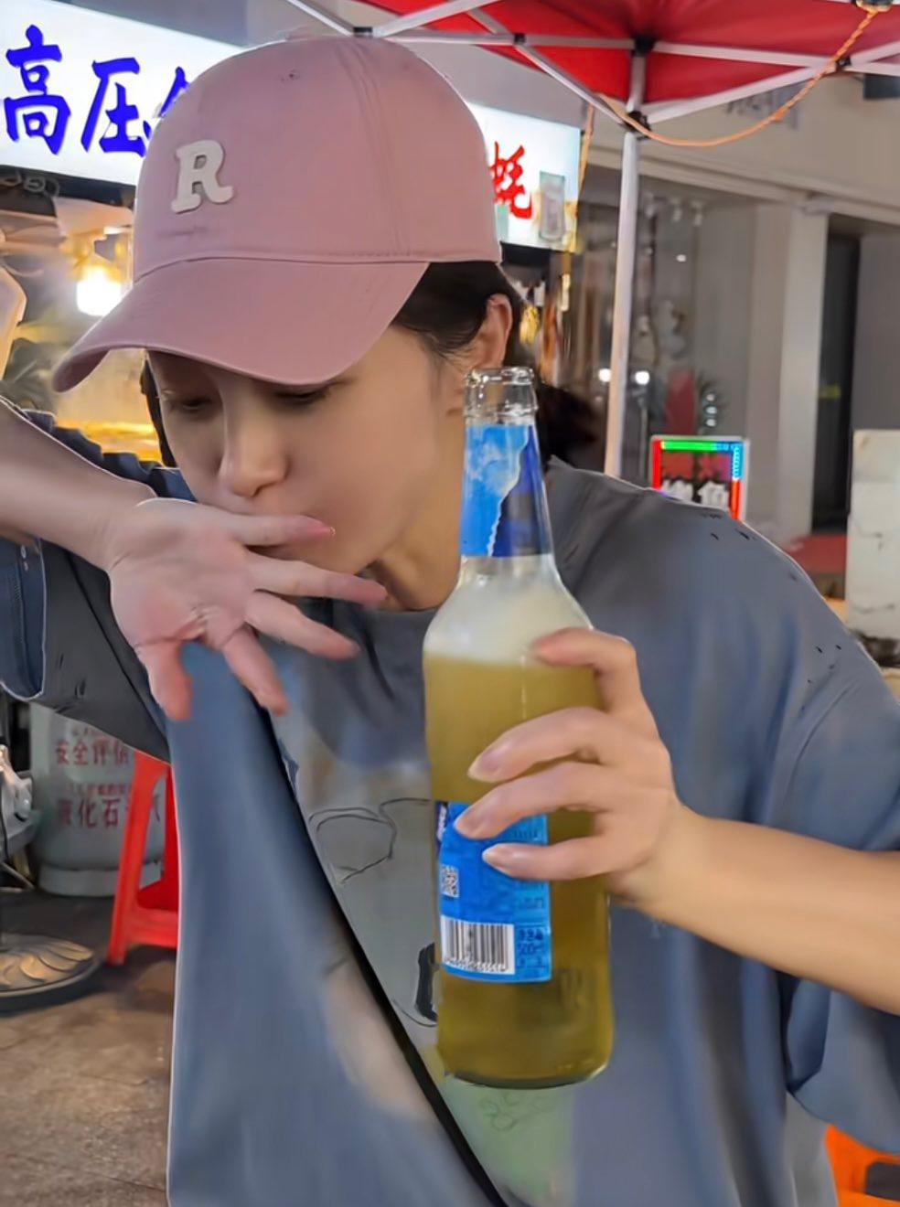 44岁姚笛回家乡深夜吃路边摊，竟然无人认识！
姚笛感慨说：现在终于明白了，人真的