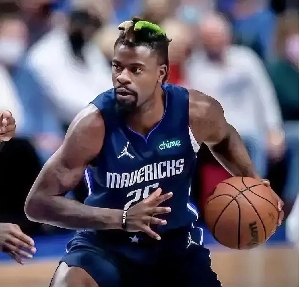 火箭签约身高1.98米小前锋！

据美媒报道，火箭将签约被马刺队买断的前锋雷吉布