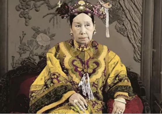 1908年慈禧太后去世，李莲英请求回老家养老。隆裕太后面色不善，心想：“你做了多