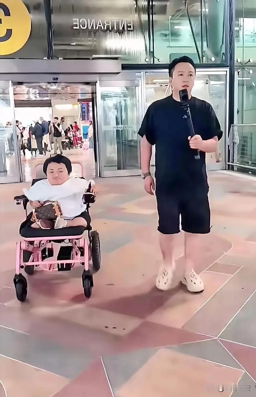 万能生活指南大双这个男人好辛苦每天把老婆搬上撤下好可怜，说他可怜其实也不可怜，比