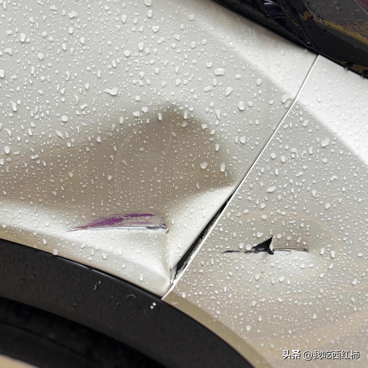 车子好好的停在家楼下，大货车开进居民区，司机说自己分心看手机找地址没注意撞到了。