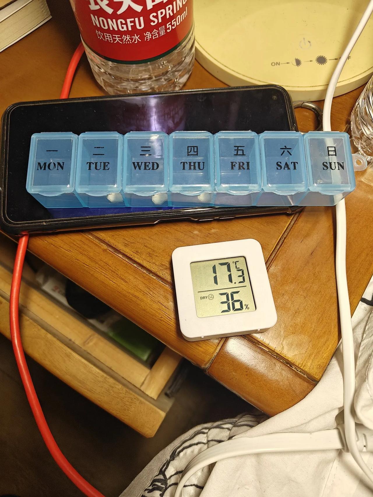 现在屋子里是17.3℃，一条草绿色军毯上是电褥子，夜里睡觉了是打开最热一挡，现在