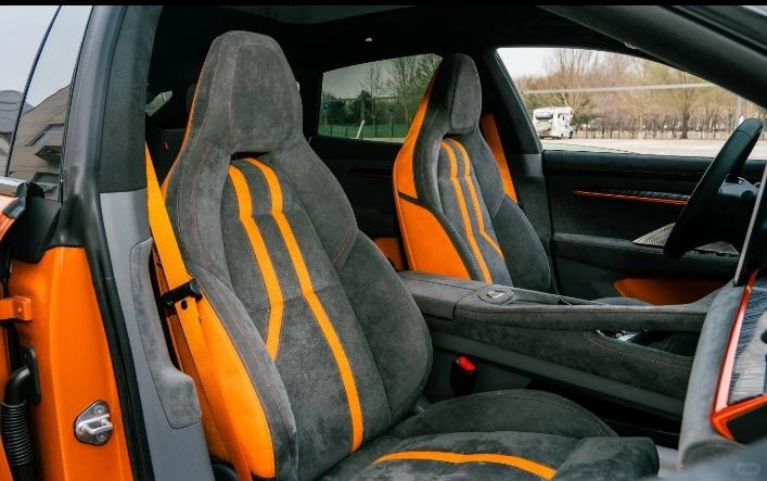 当时极氪001顶配送的橙色翻毛皮内饰有惊艳到我，用料极其夸张，别说坐进去，从外面