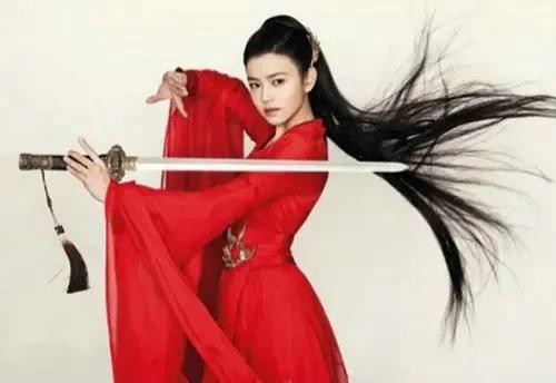 方圆天地，为头条联友对联：
剑影随风心犹在，
书香绕案梦常安。