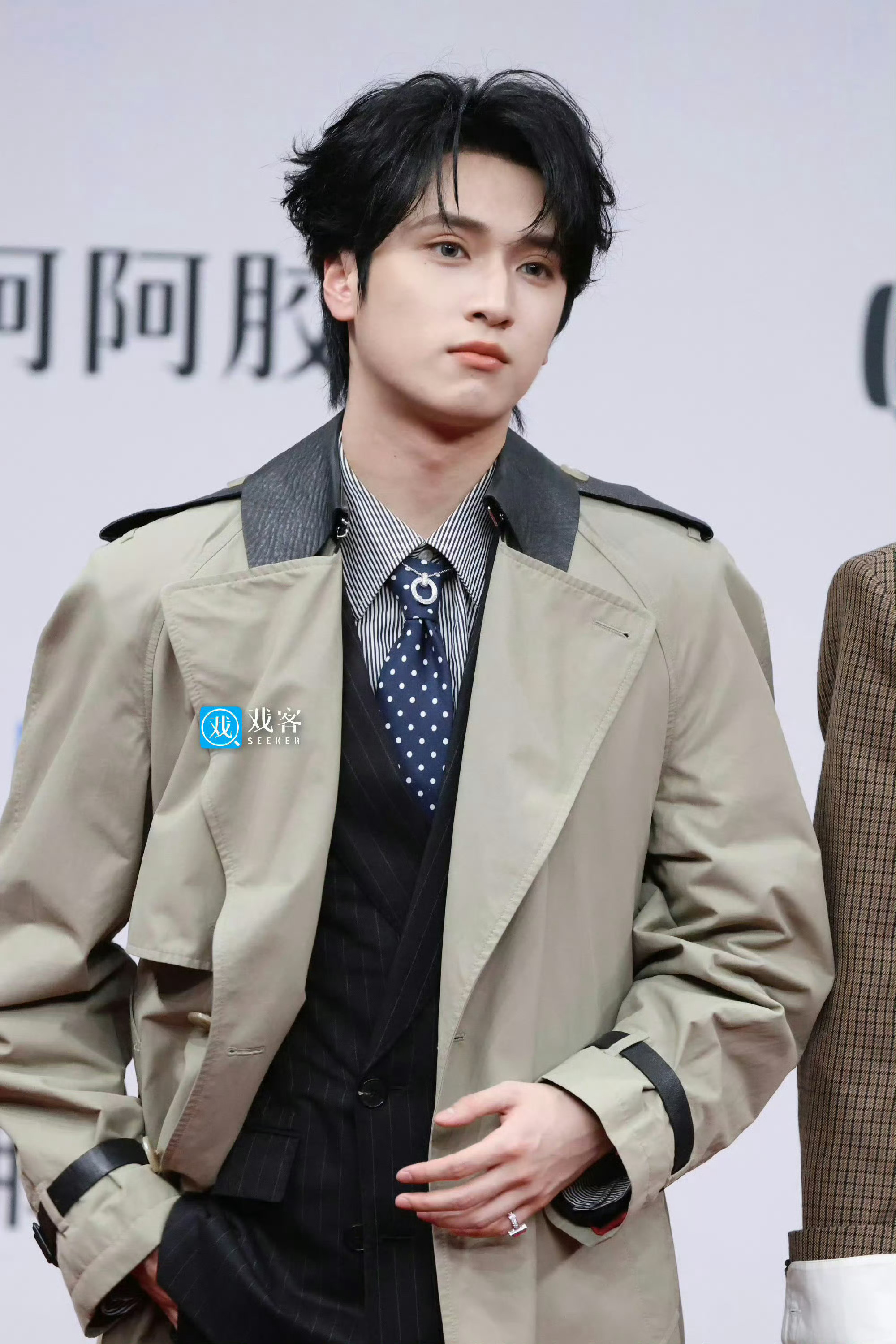 严浩翔 × 今日 星光大赏 红毯造型 📸卡其色风衣➕Tiffany 珠宝 星光