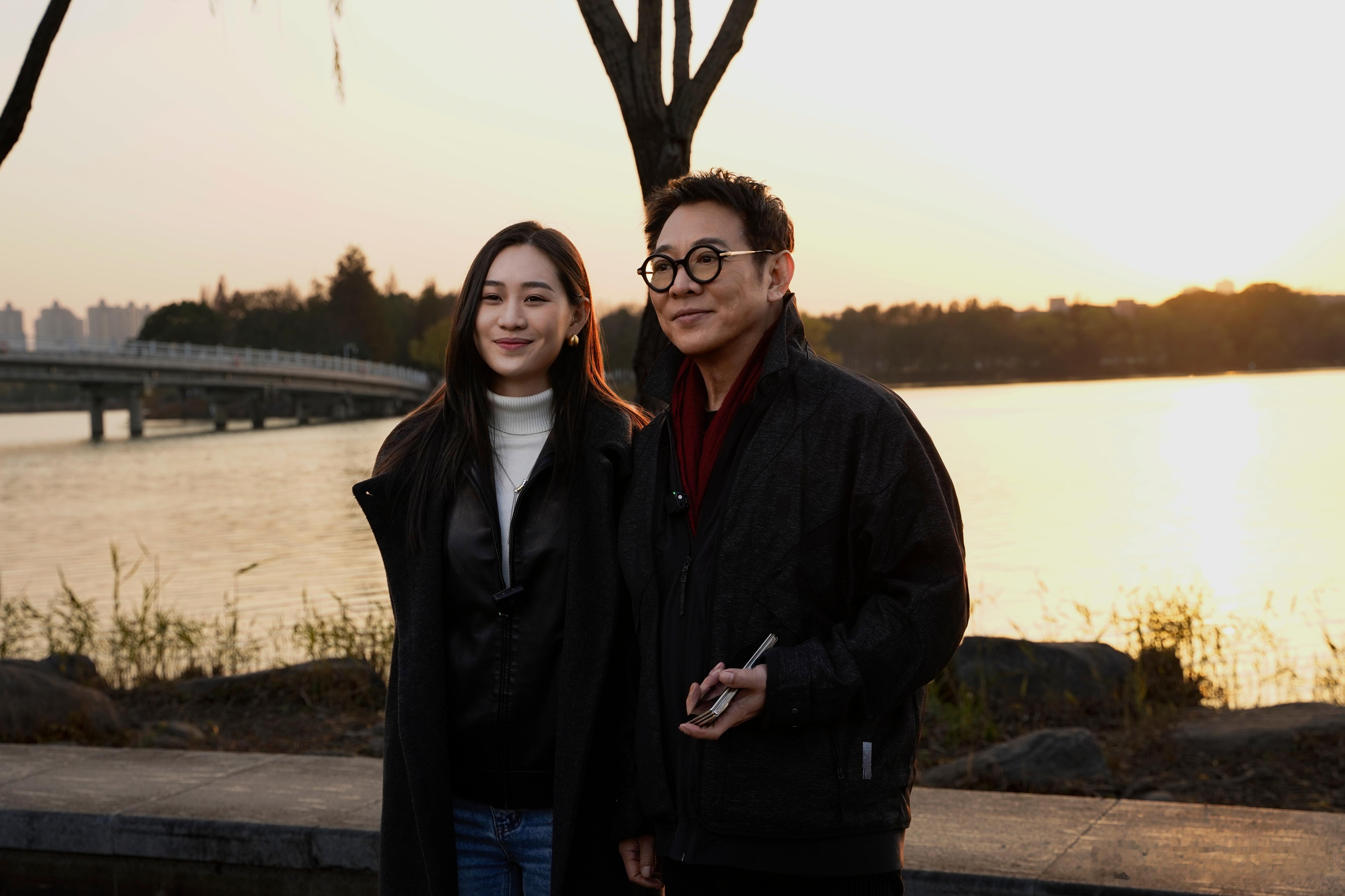 李连杰和小女儿同框好暖 在忙碌的工作之外，李连杰把宝贵的时光留给了家人。活动现场