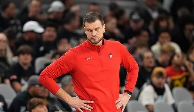 开拓者落后马刺20多分，大局已定的情况下，主教练依然不给杨瀚森机会。

正在进行