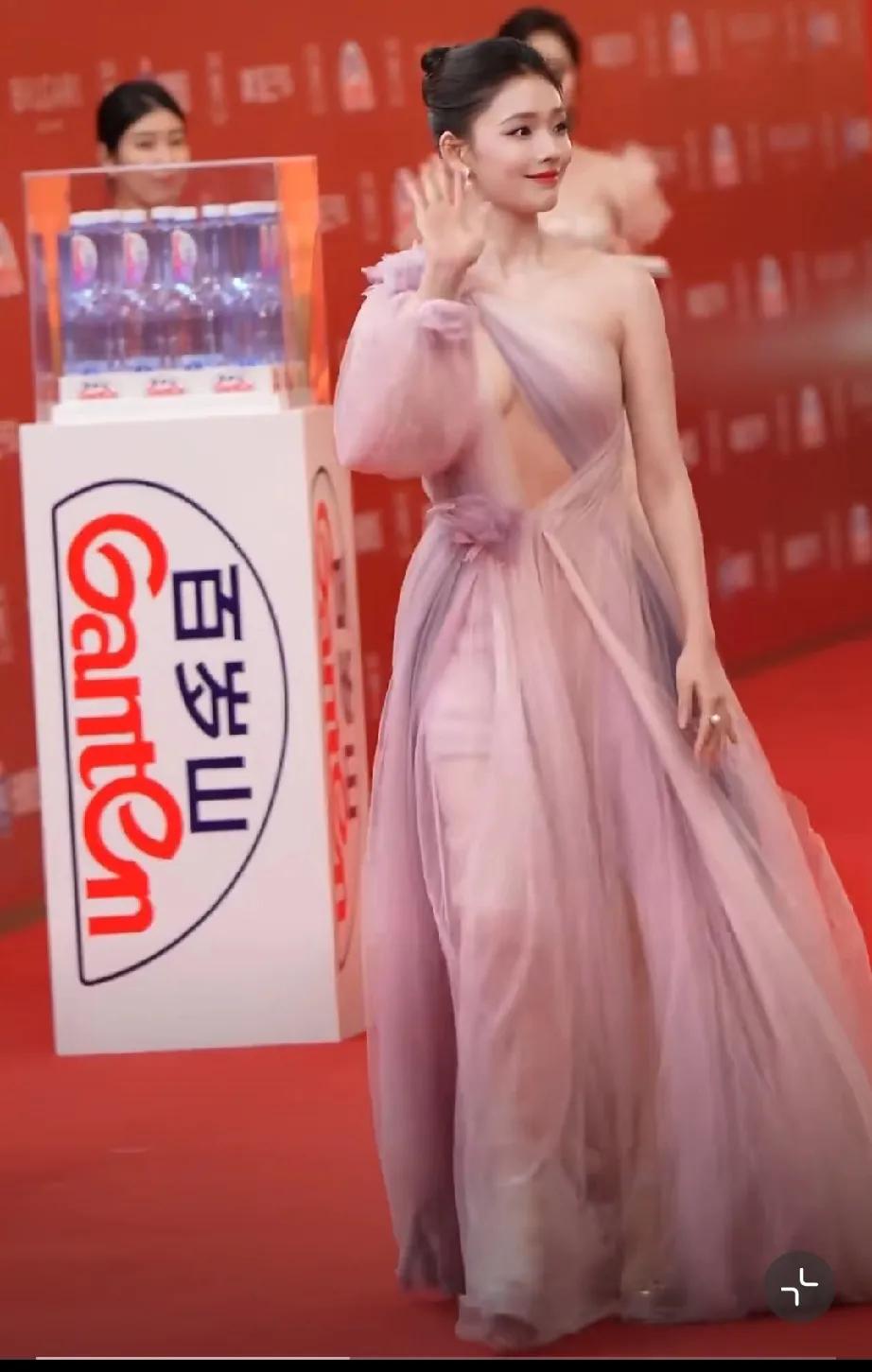 林允大胆的着装把自己优点展露无疑
这妙曼的身姿，这脸型这头身比例
真的胖点太俗瘦